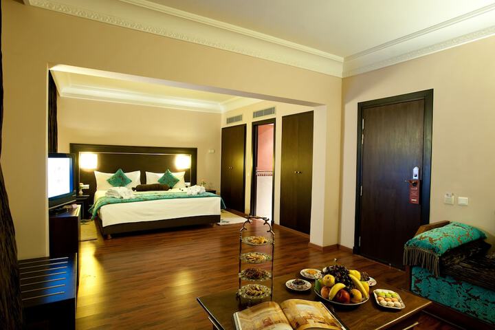Room 6 of 127