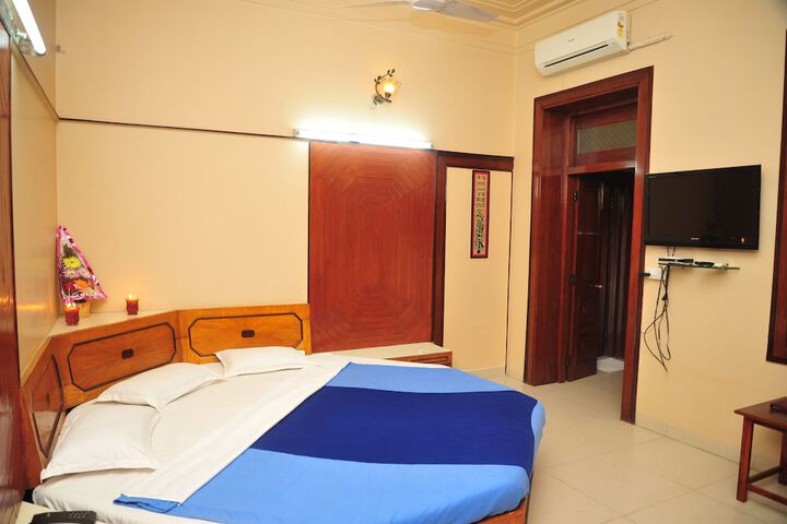 Room 7 of 28