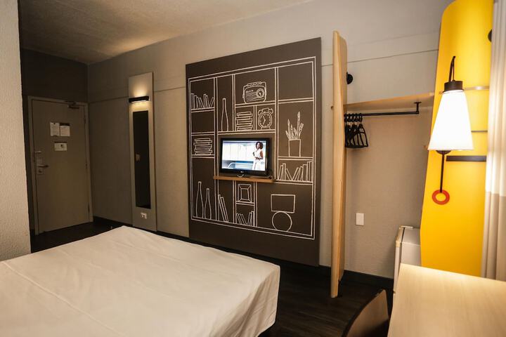 Room 9 of 37