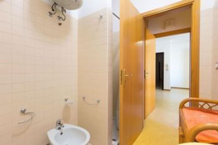 Room 6 of 12
