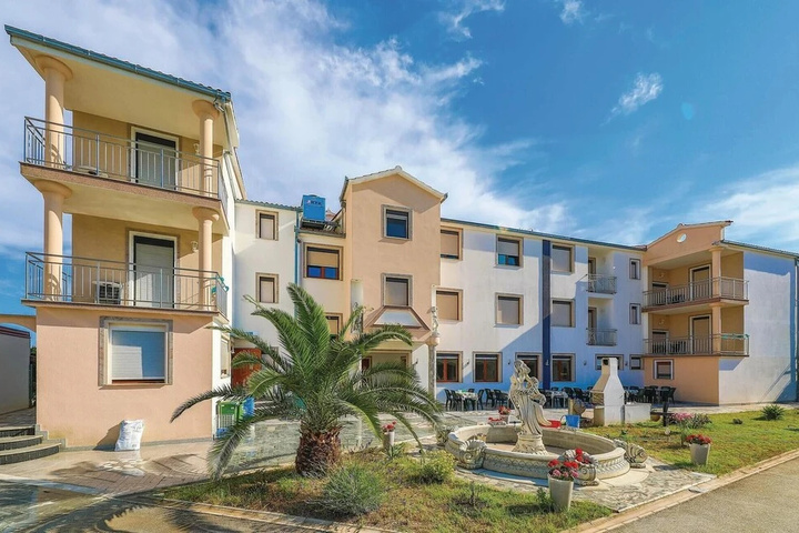 Beautiful Home in Okrug Gornji With Wifi and 1 Bedrooms