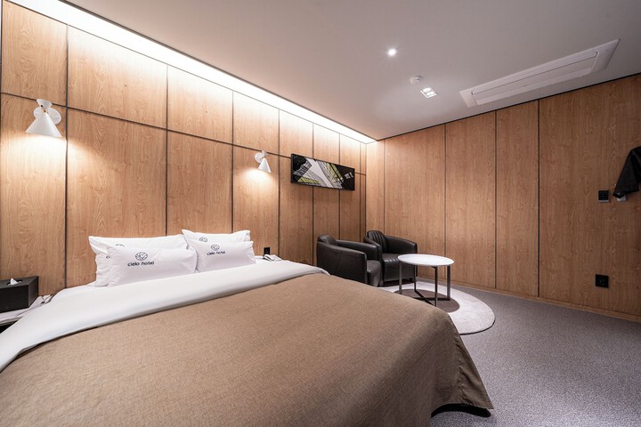 Room 3 of 74