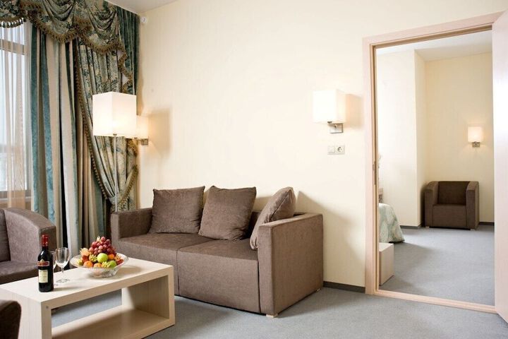 Room 4 of 76