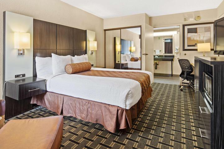 2 Queen Beds (5 of 7)