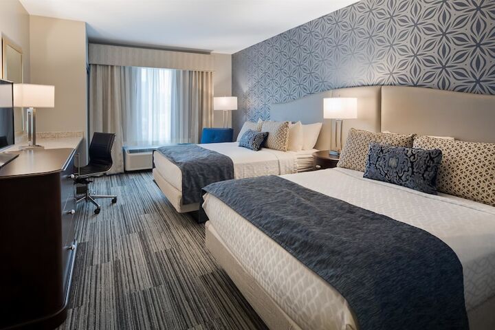 2 Queen Beds Refrigerator WiFi Full Breakfast (13 of 16)