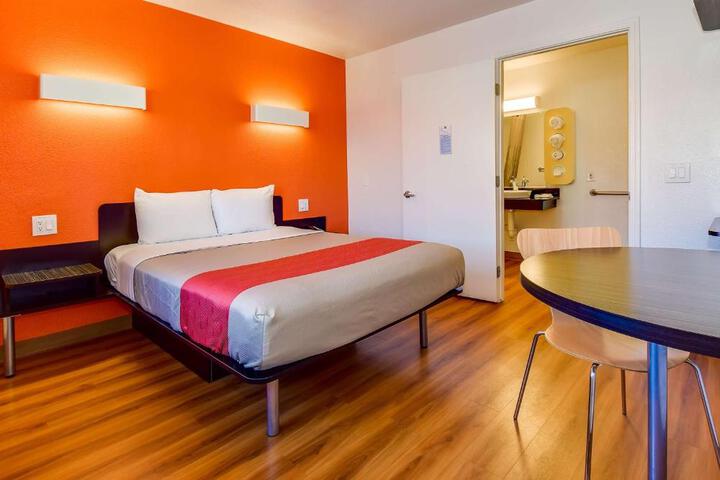 1 Queen Bed (4 of 9)