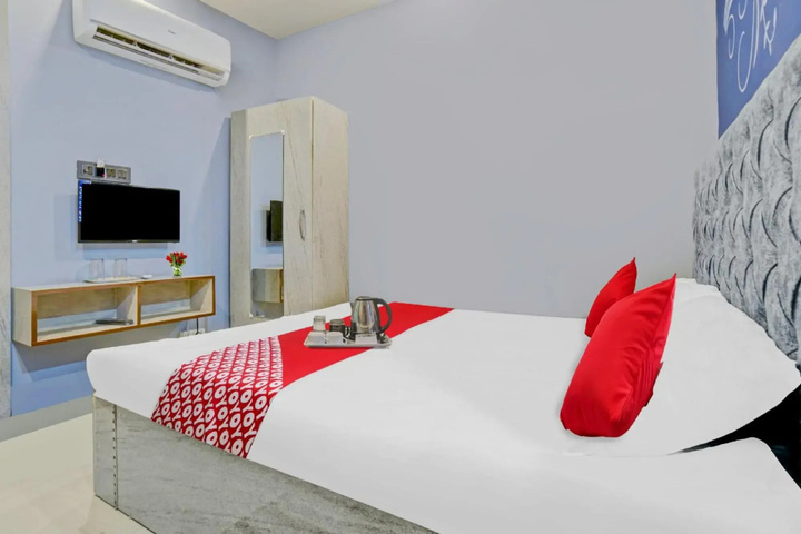 Room 4 of 8