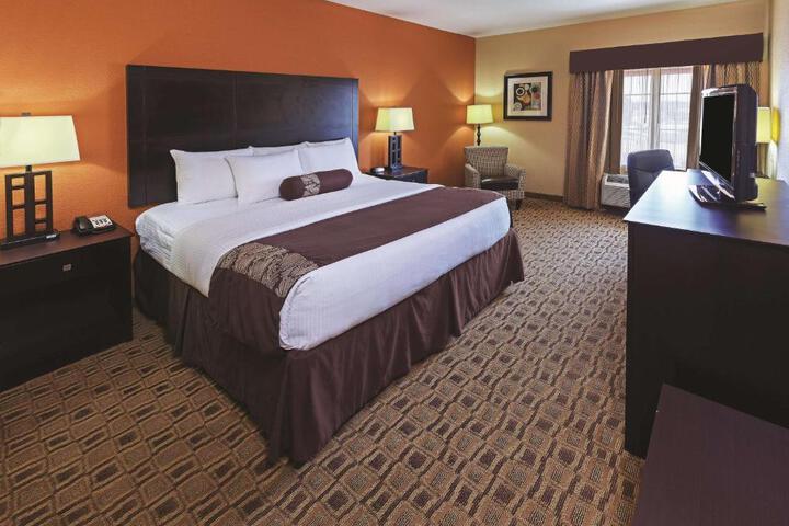 1 King Bed (2 of 12)