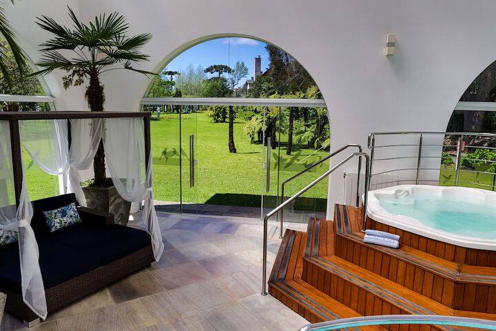 Hotel with Pool