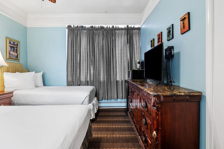 1 King Bed (10 of 17)