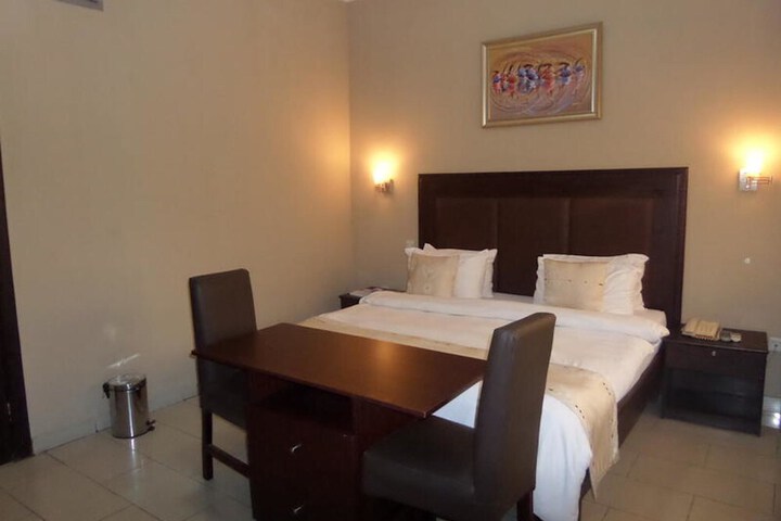 Room 9 of 14