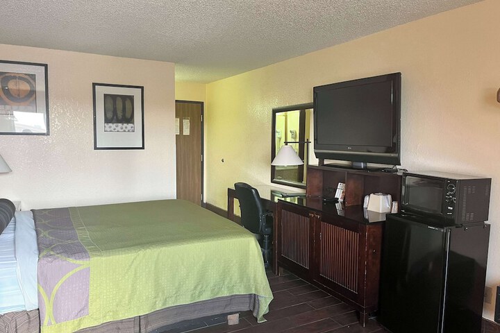 Room 14 of 34