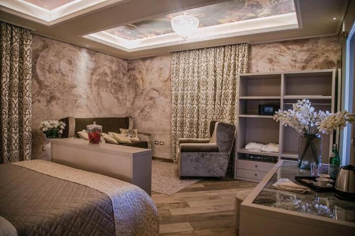 Room 3 of 44