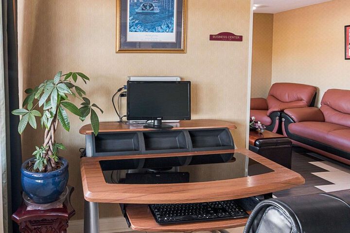 Business Center 27 of 33