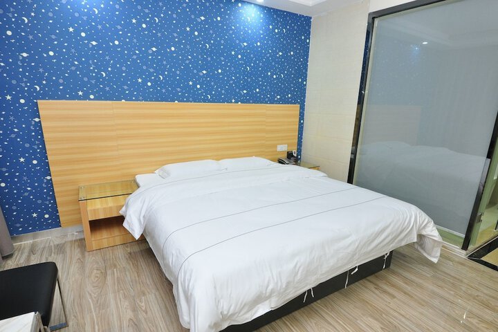 Room 7 of 33