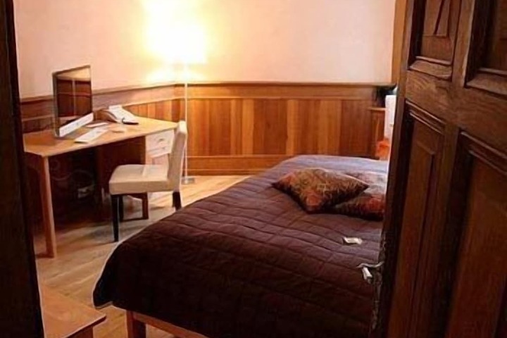 Room 9 of 34