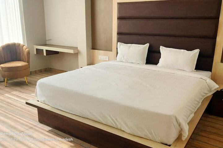 Room 4 of 95