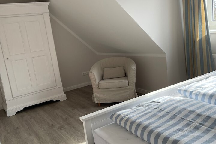 Room 2 of 77