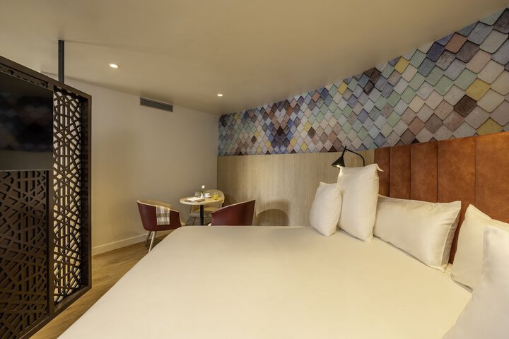 Room 13 of 76