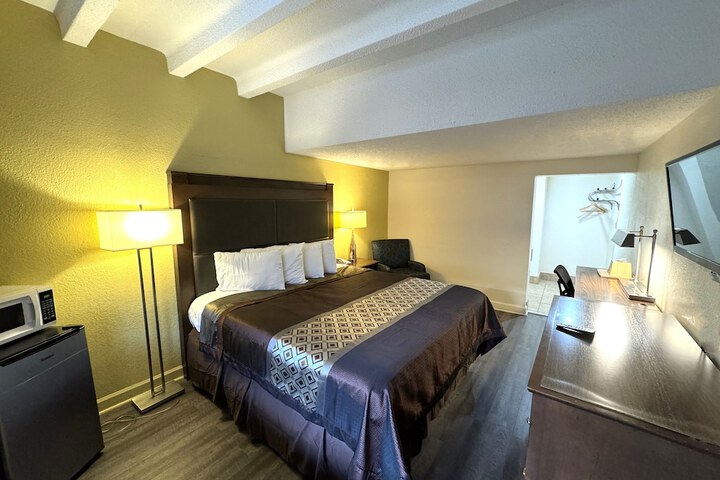 Deluxe Room 1 King Bed (16 of 18)