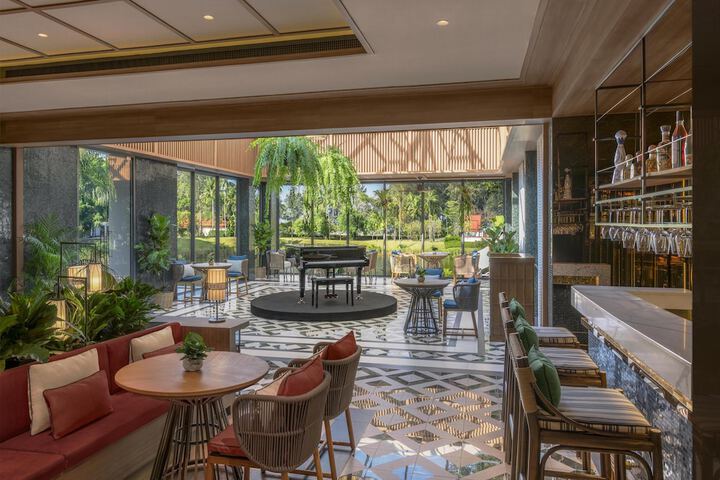 Lounge 196 of 237