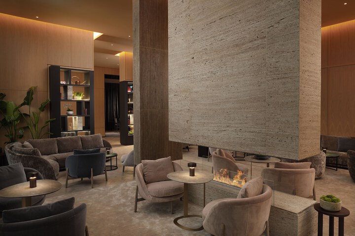 Lounge 74 of 94