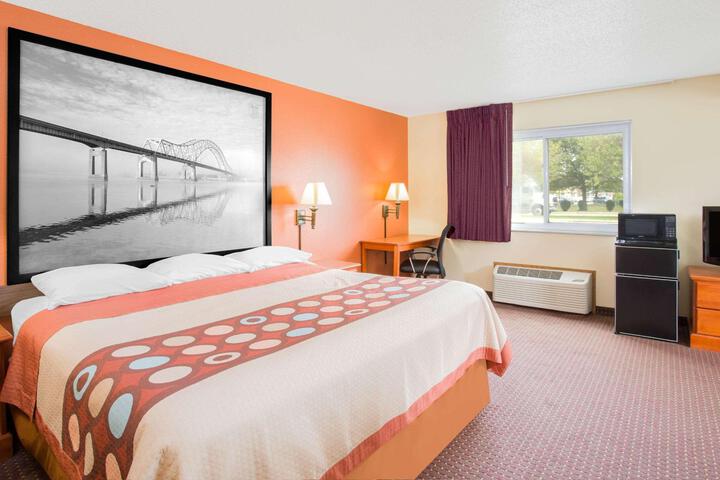 1 Queen Bed (12 of 22)