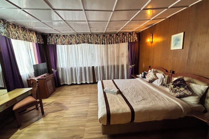 Room 7 of 32