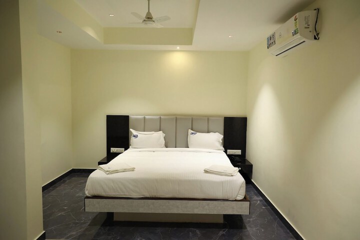 Room 7 of 13