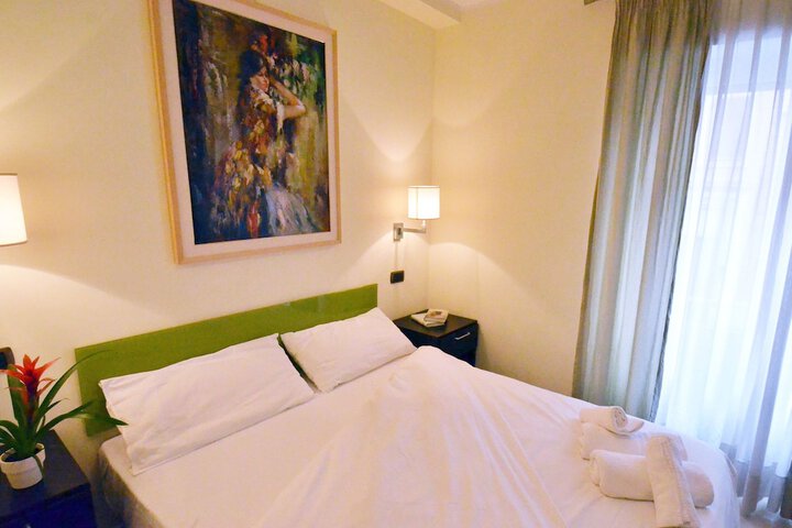 Room 10 of 28