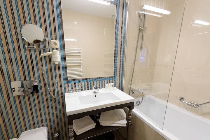 Deep soaking bathtub