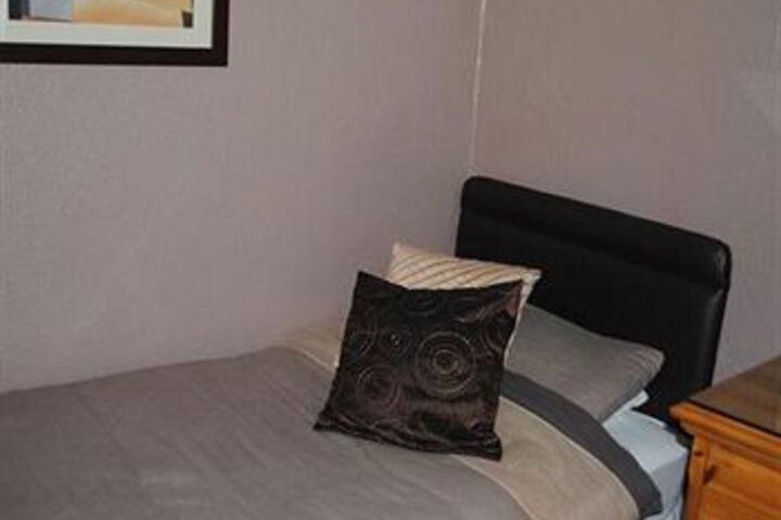 Room 4 of 16
