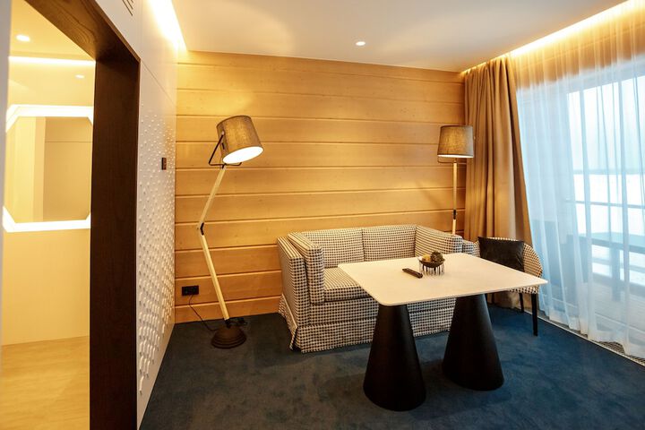 Room 11 of 76