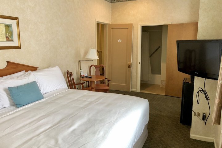 1 King Bed (3 of 5)