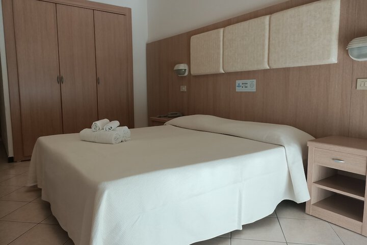 Room 10 of 66