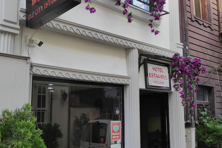 Exterior of Hotel Estambul