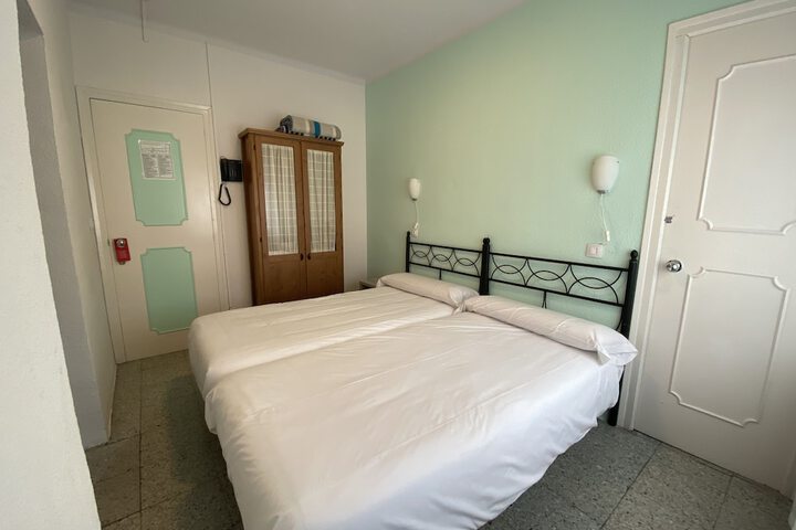 Room 8 of 18