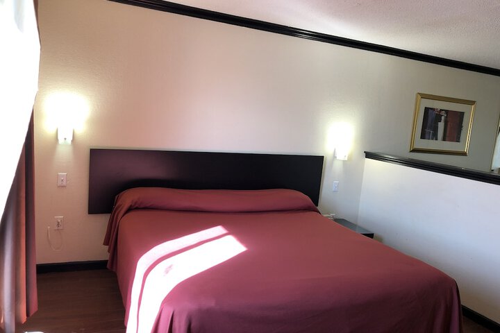 Deluxe Room 1 King Bed (7 of 28)