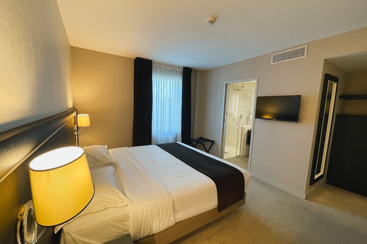 Room 4 of 37