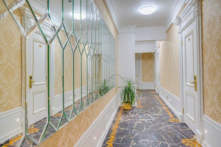 Ballroom/Hall 23 of 24