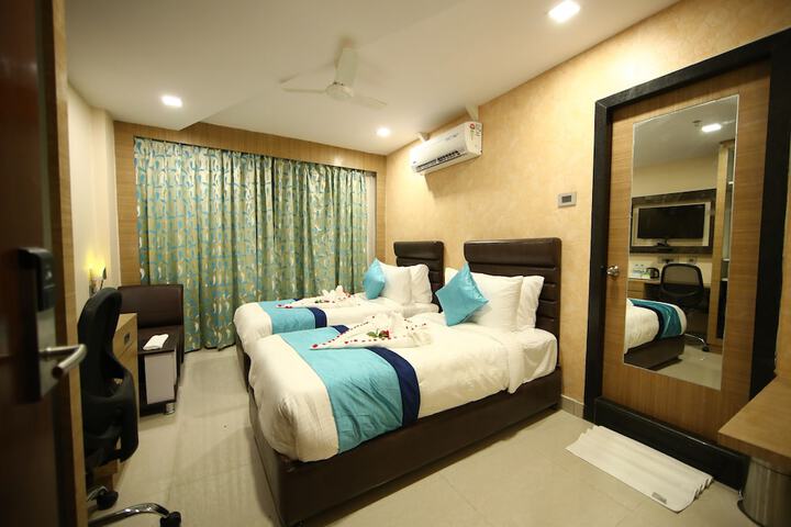 Room 8 of 33