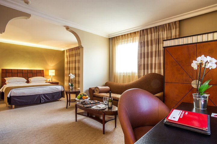Room 16 of 90