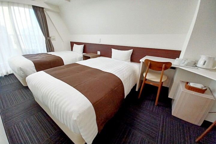 Room 7 of 18
