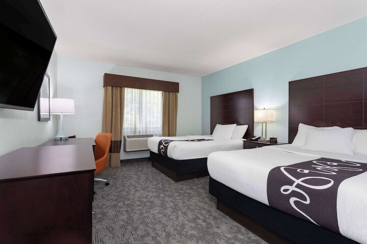 2 Queen Beds with View Accessible (11 of 12)
