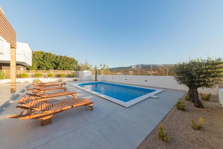Pool 67 of 70