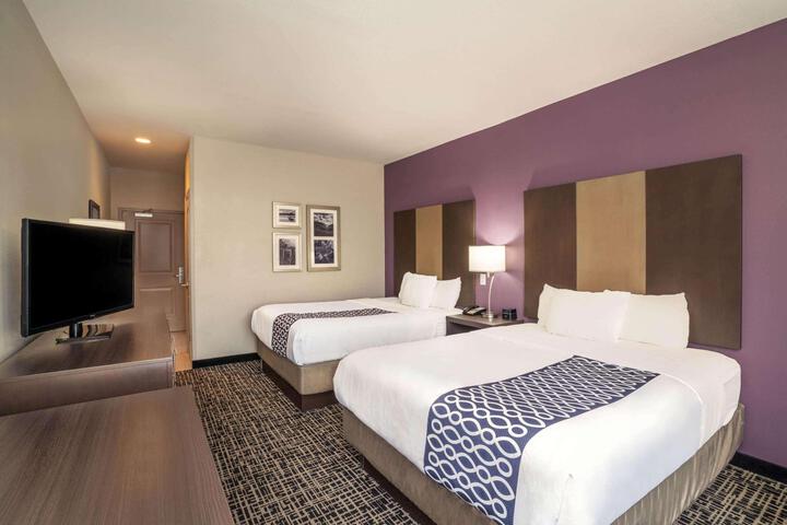2 Queen Beds Mobility Accessible (3 of 18)