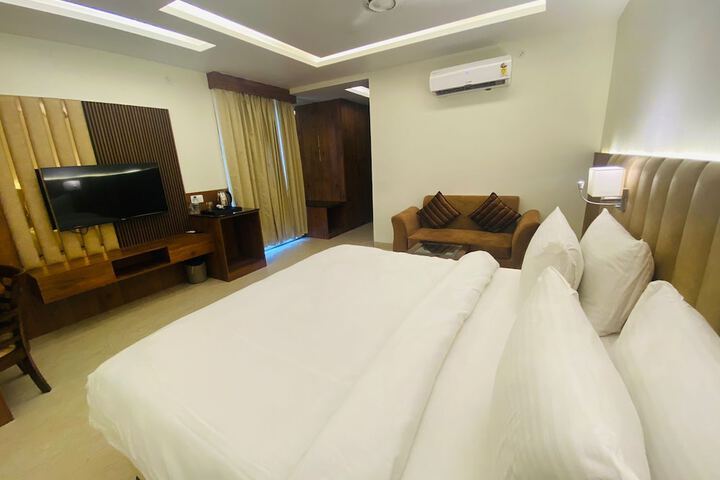 Room 10 of 16