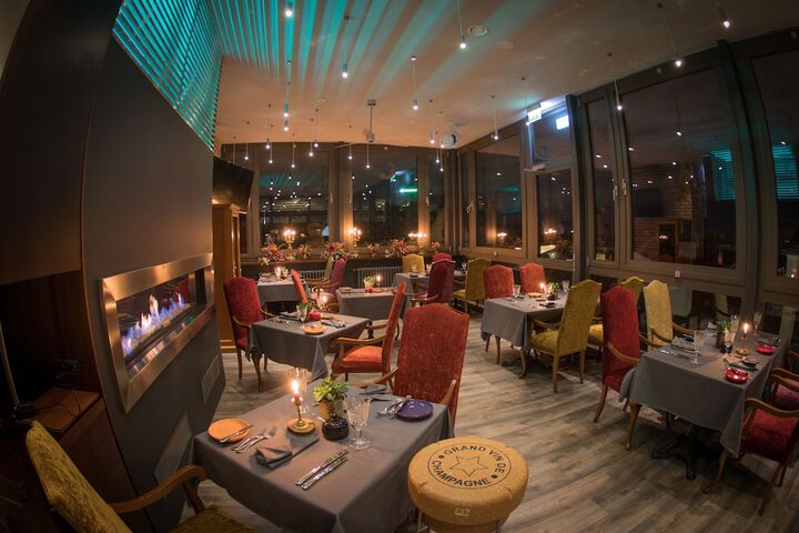 Lounge 85 of 88
