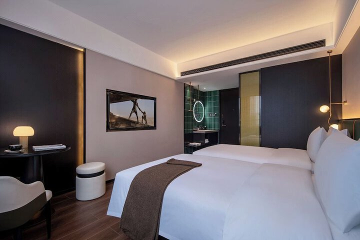 Room 7 of 33