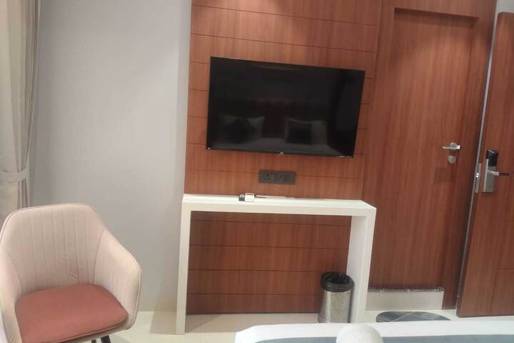 Room 28 of 34